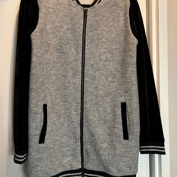 Stylish Gray and Black Zip-Up Cardigan - Picture 1 of 2